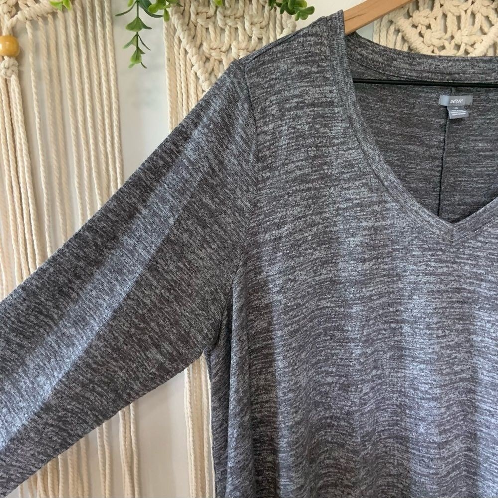 AERIE Women's V Neck Curved Hem Long Sleeved Top Grey Size Large - Picture 3 of 9